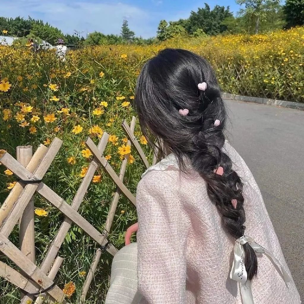 晨曦中的女孩